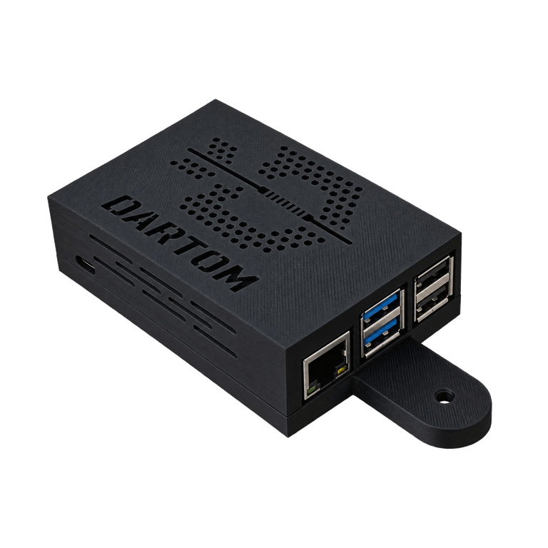 Das schwarze Dartom-Modul mit Netzwerk- und USB-Anschlüssen und dem eingeprägten Dartom-Schriftzug