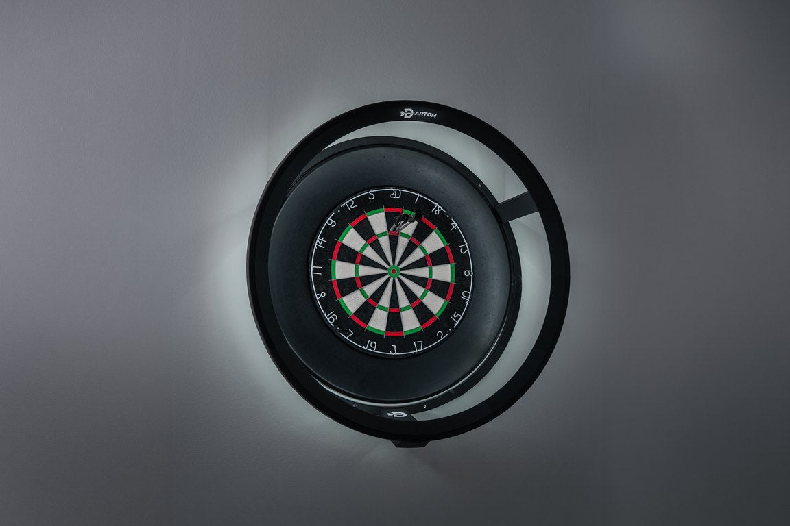 Dartom Ring an der Wand mit beleuchtetem Winmau Blade 6 Steeldart-Board